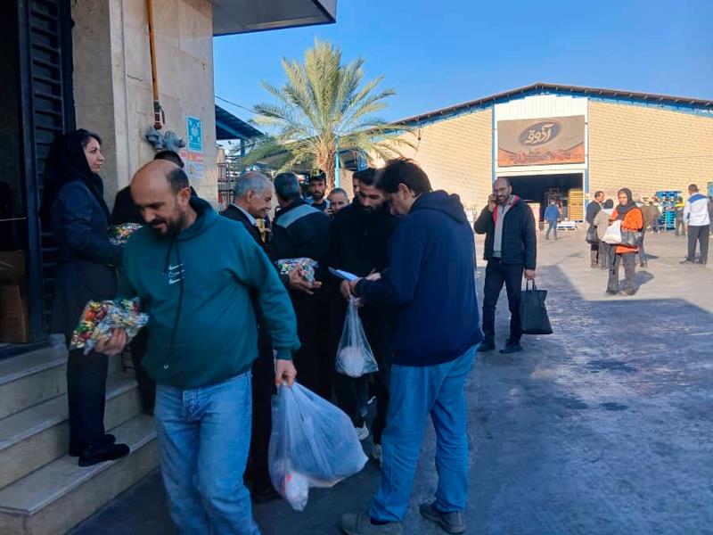 اهدای سبد کالای شب یلدا به پرسنل محترم آذوقه شیراز